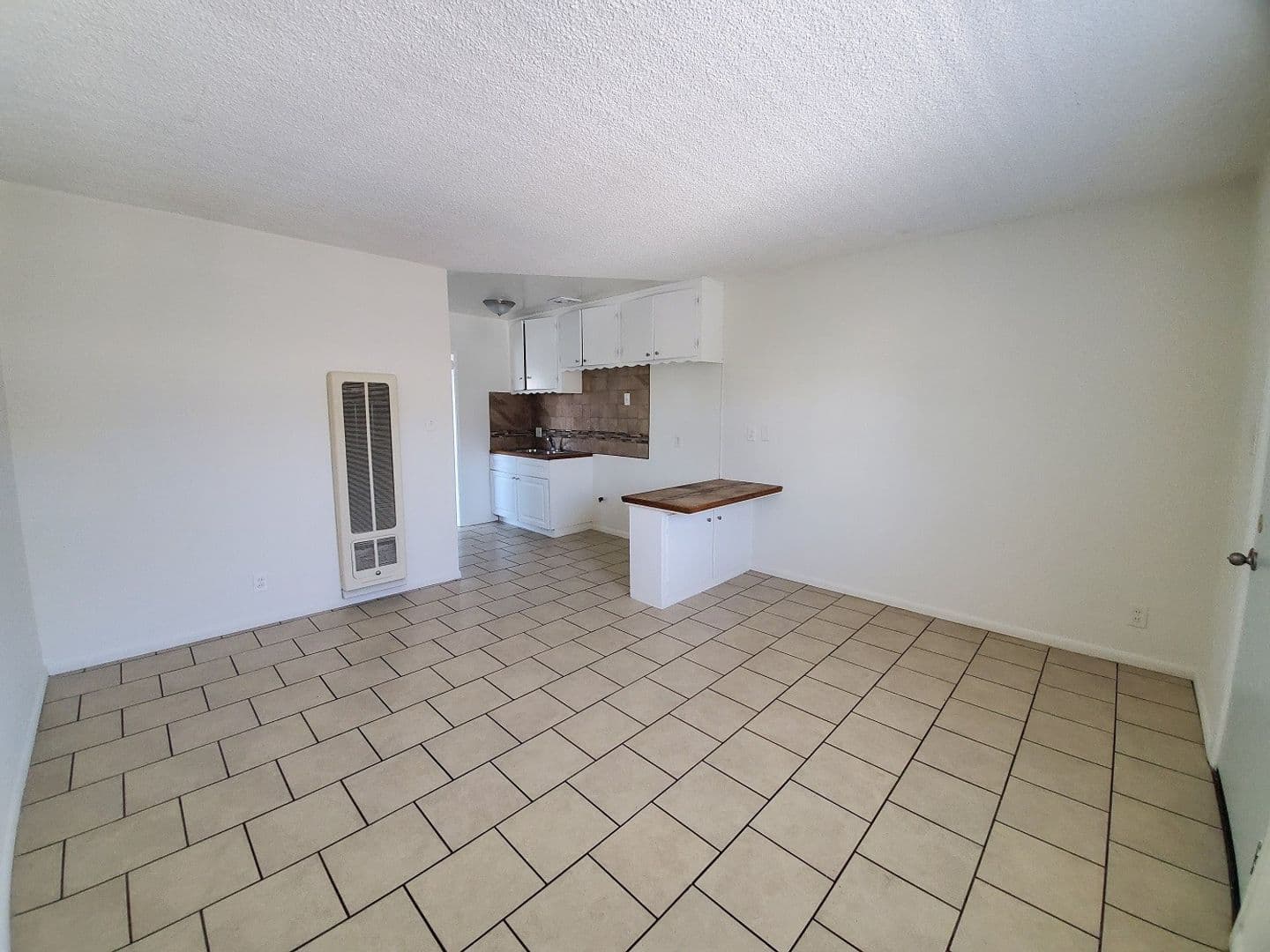 Hawthorne Apartment: 4048 W. 139th St.