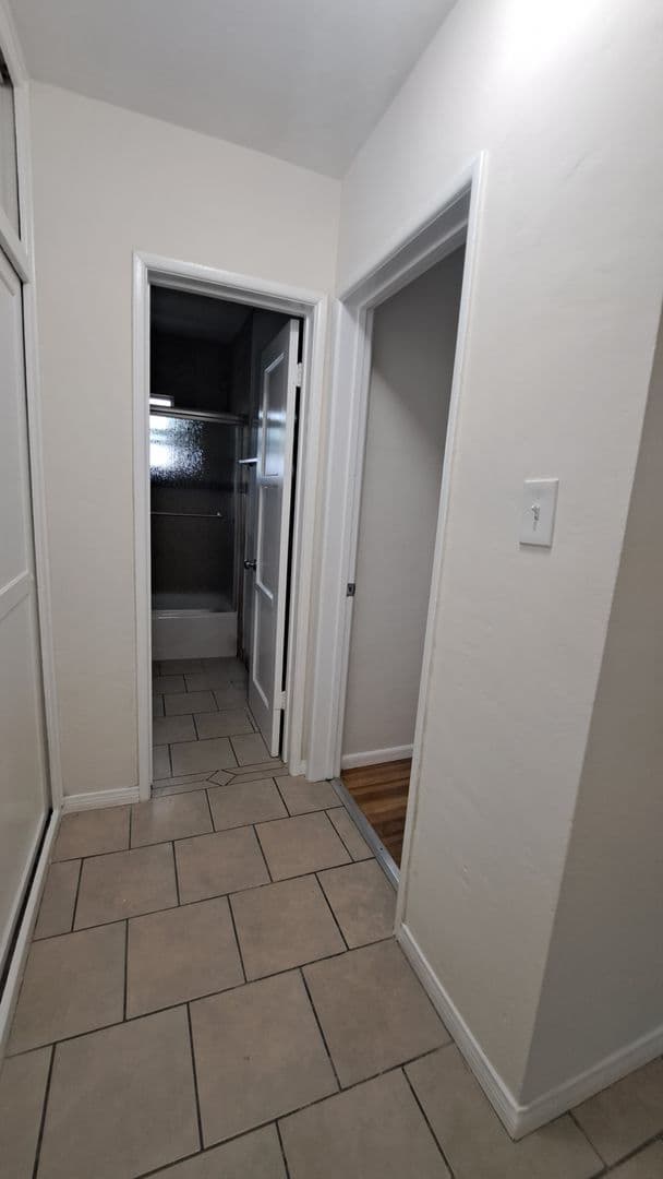 Inglewood Apartment: 115 E. Tamarack Ave.