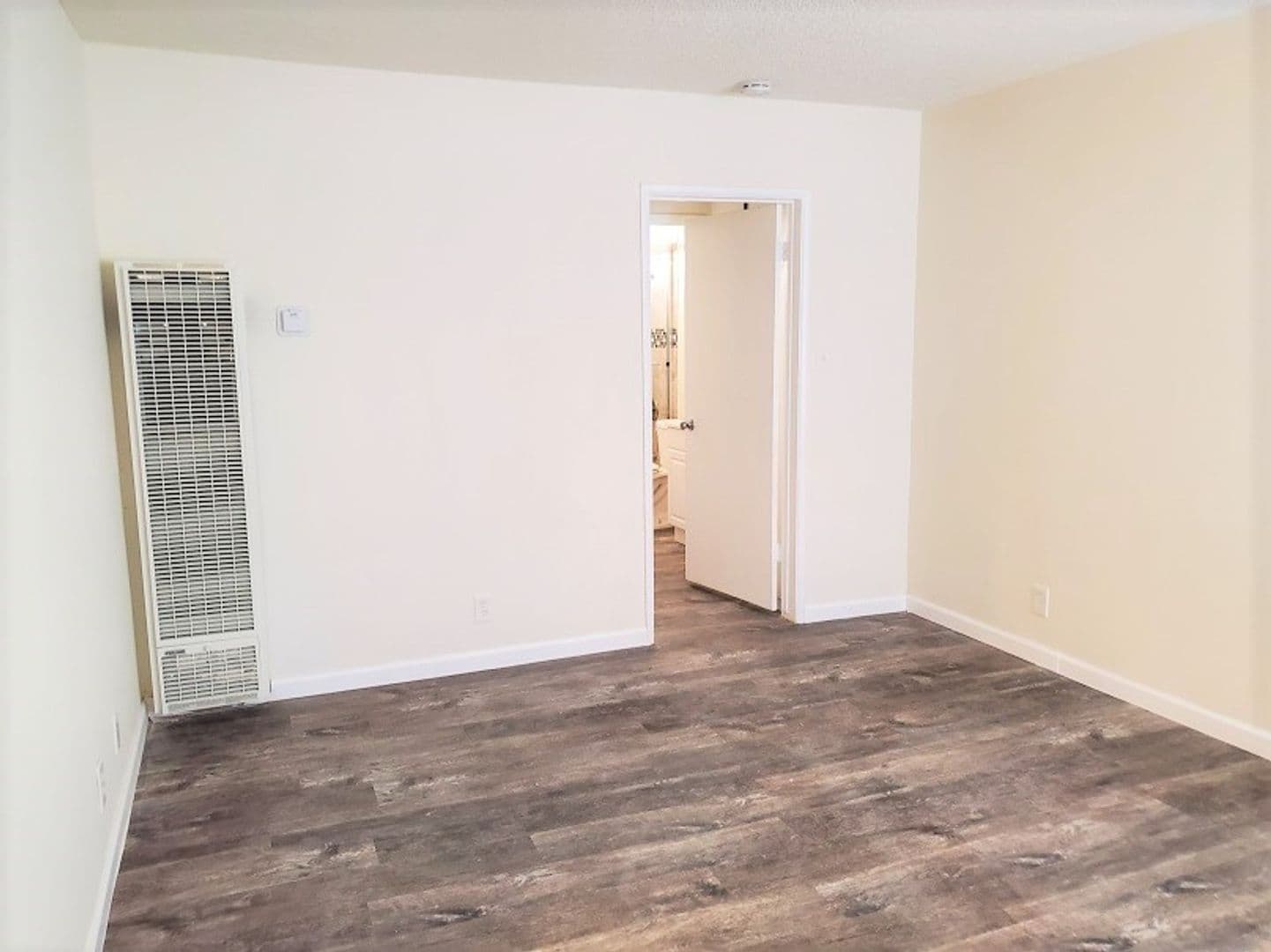 Hawthorne Apartment: 12704 Cedar Ave.