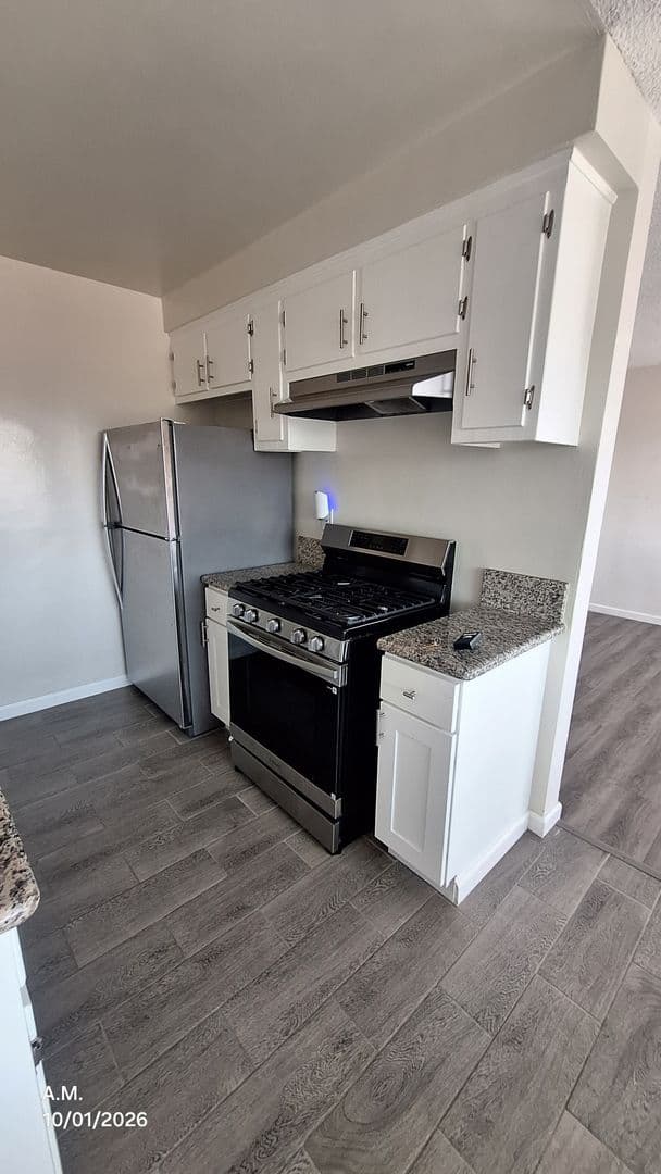 Hawthorne Apartment: 12704 Cedar Ave.
