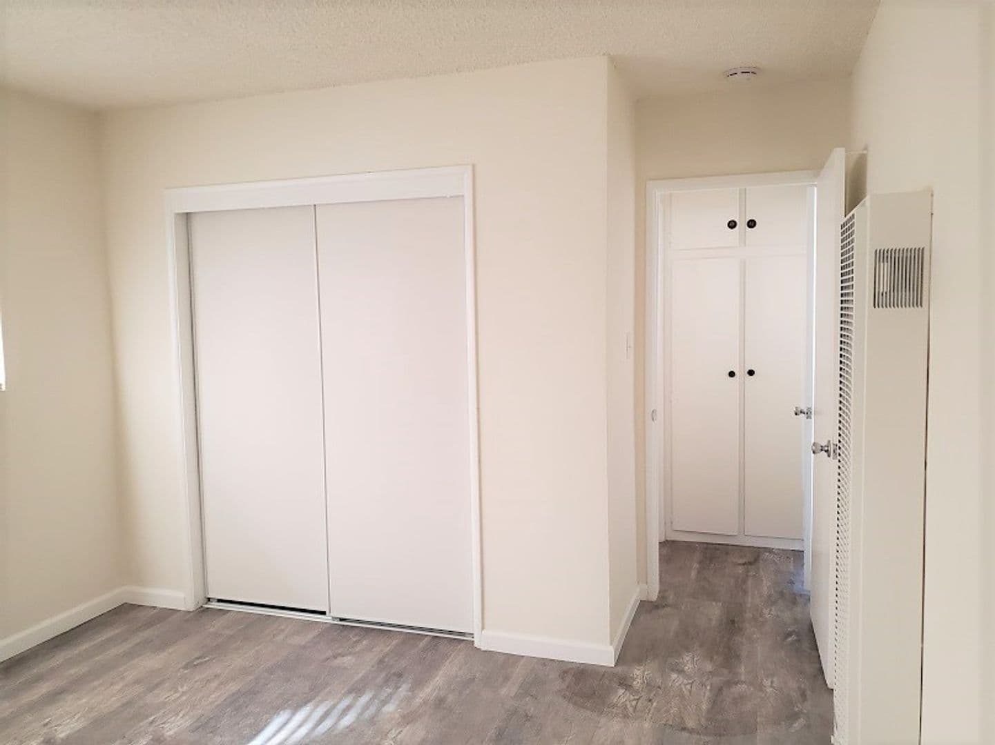 Hawthorne Apartment: 12704 Cedar Ave.