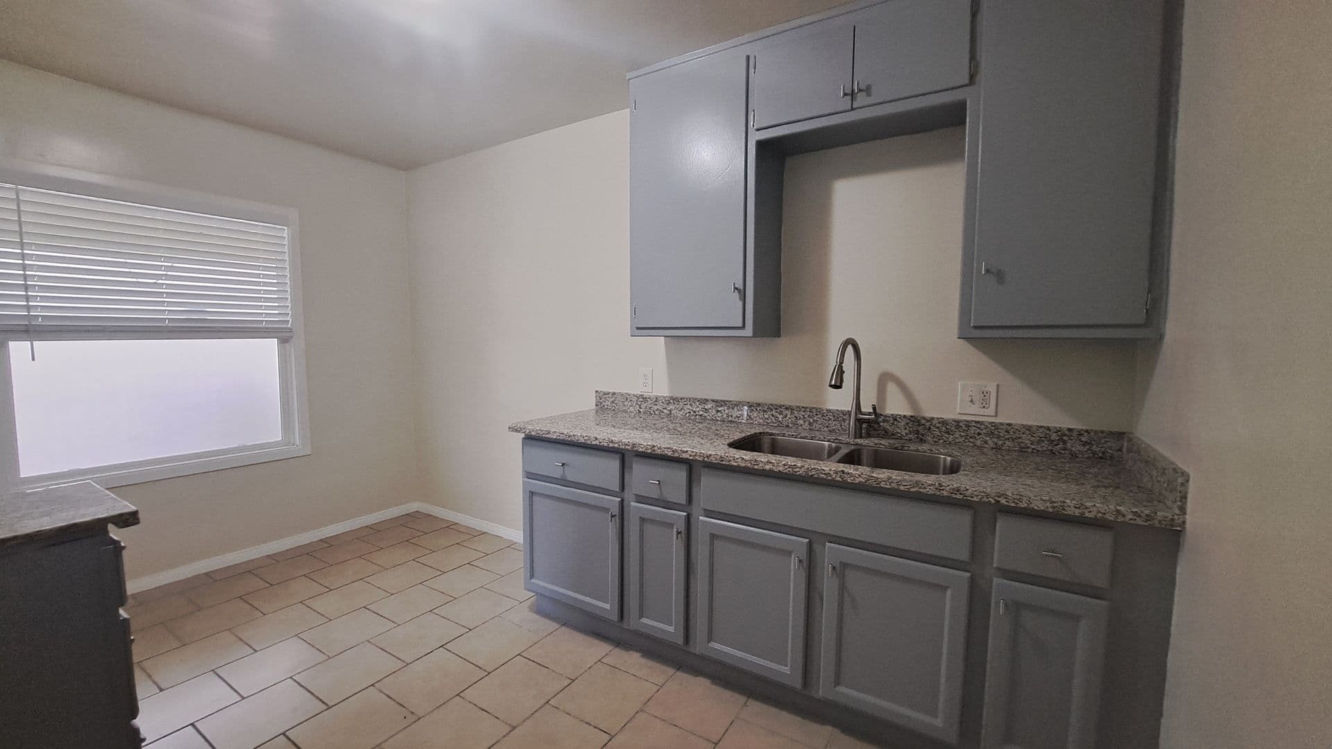 Inglewood Apartment: 115 E. Tamarack Ave.