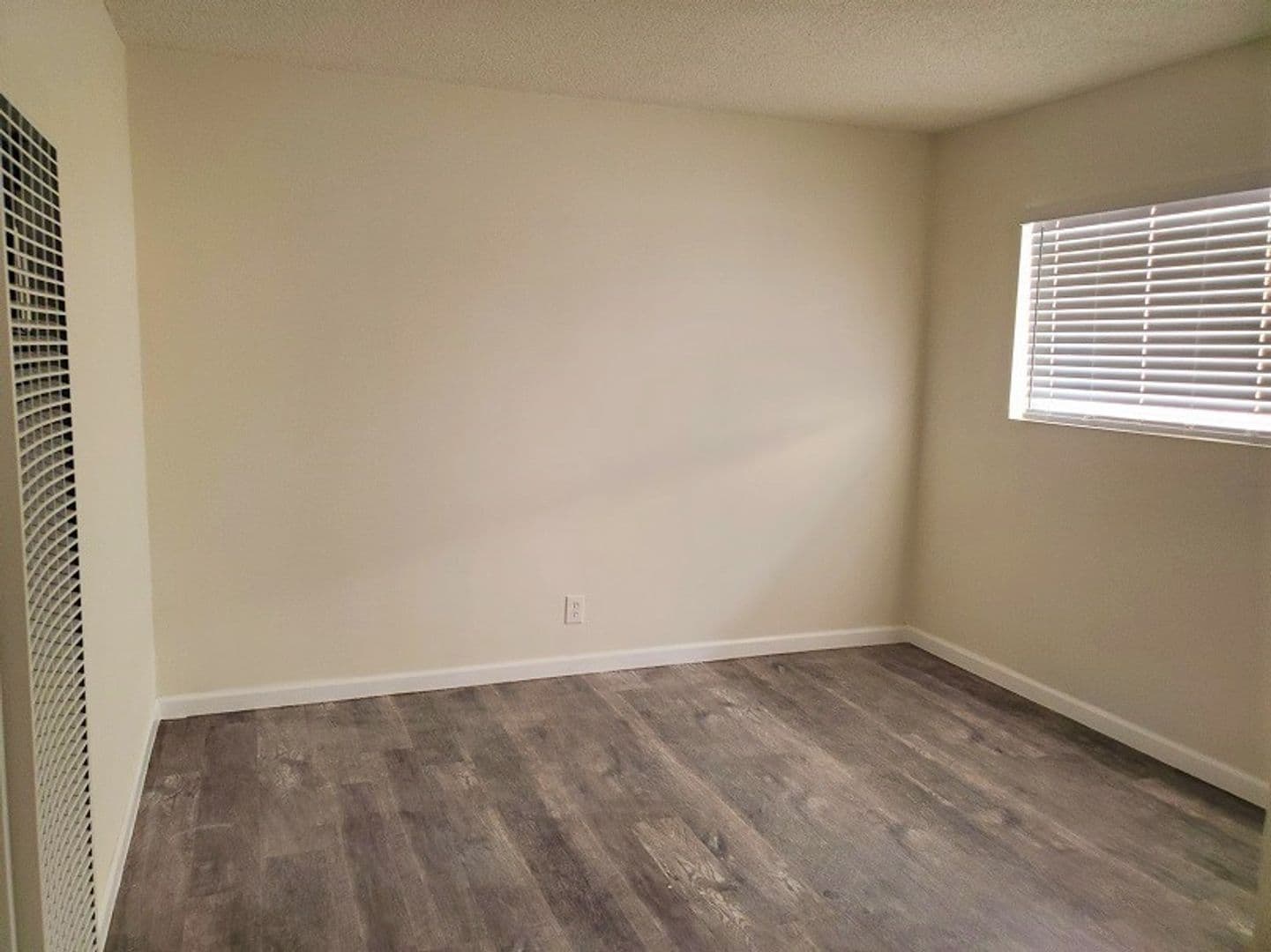 Hawthorne Apartment: 12704 Cedar Ave.