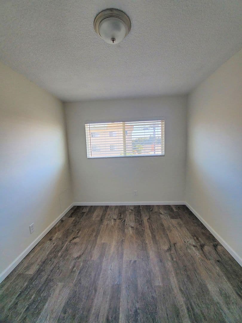 Hawthorne Apartment: 4048 W. 139th St.