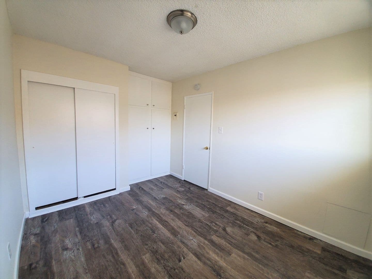 Hawthorne Apartment: 4048 W. 139th St.