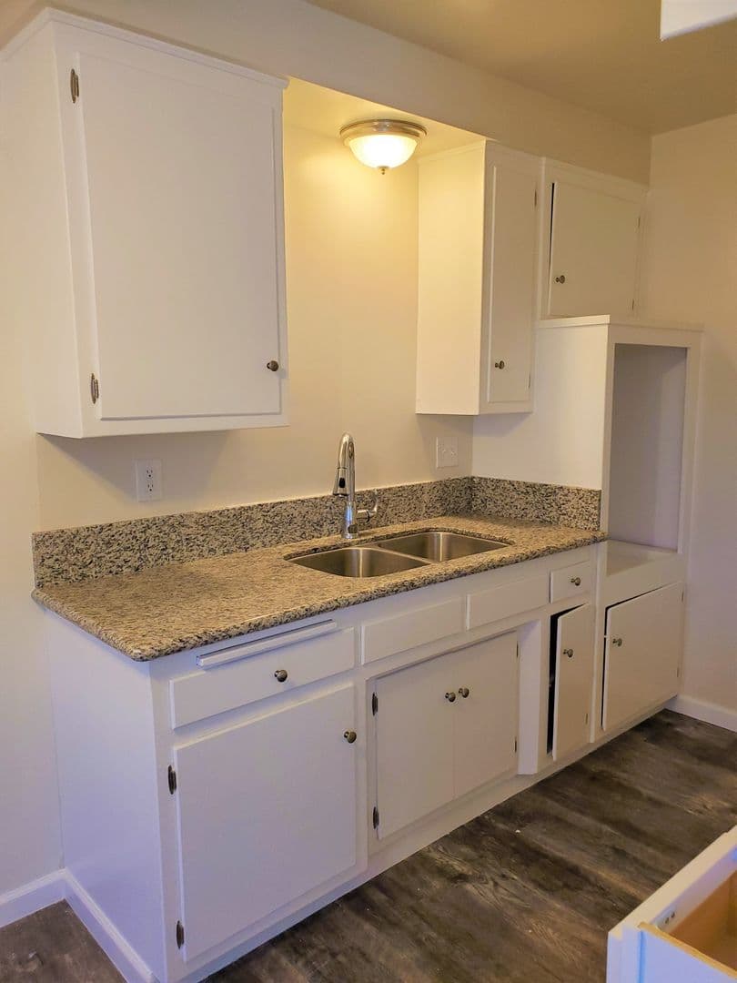 Hawthorne Apartment: 12704 Cedar Ave.