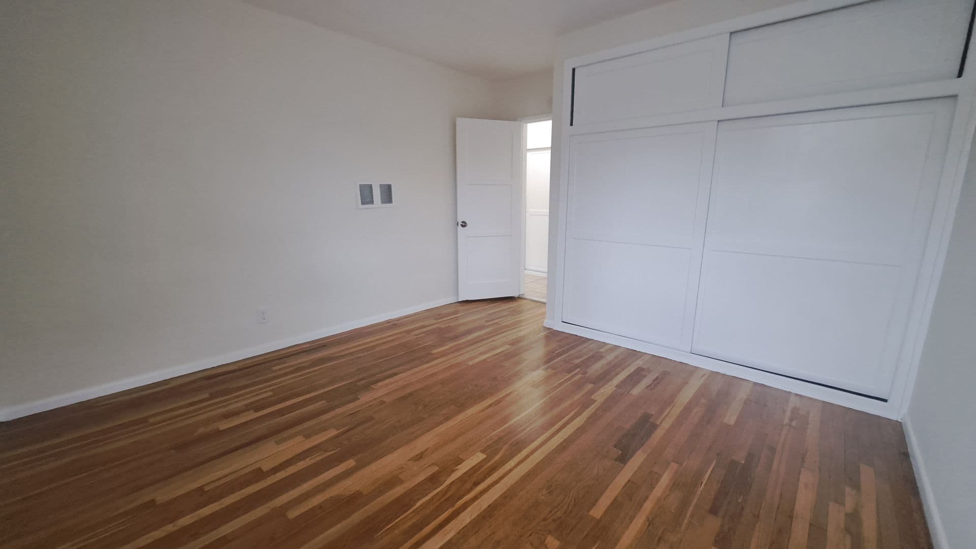 Inglewood Apartment: 115 E. Tamarack Ave.