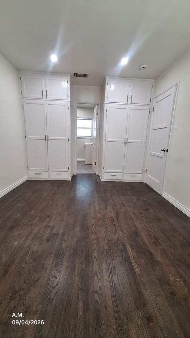 Inglewood Apartment: 241- 243 E. Buckthorne St.