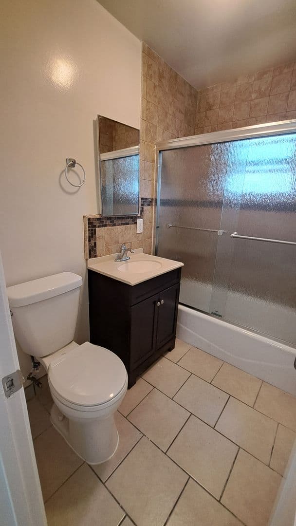 Inglewood Apartment: 115 E. Tamarack Ave.