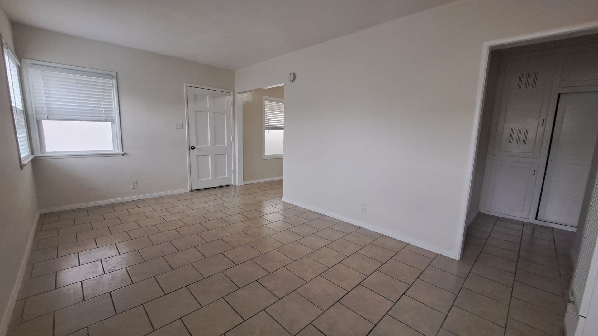 Inglewood Apartment: 115 E. Tamarack Ave.