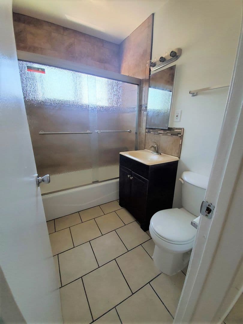 Hawthorne Apartment: 4048 W. 139th St.