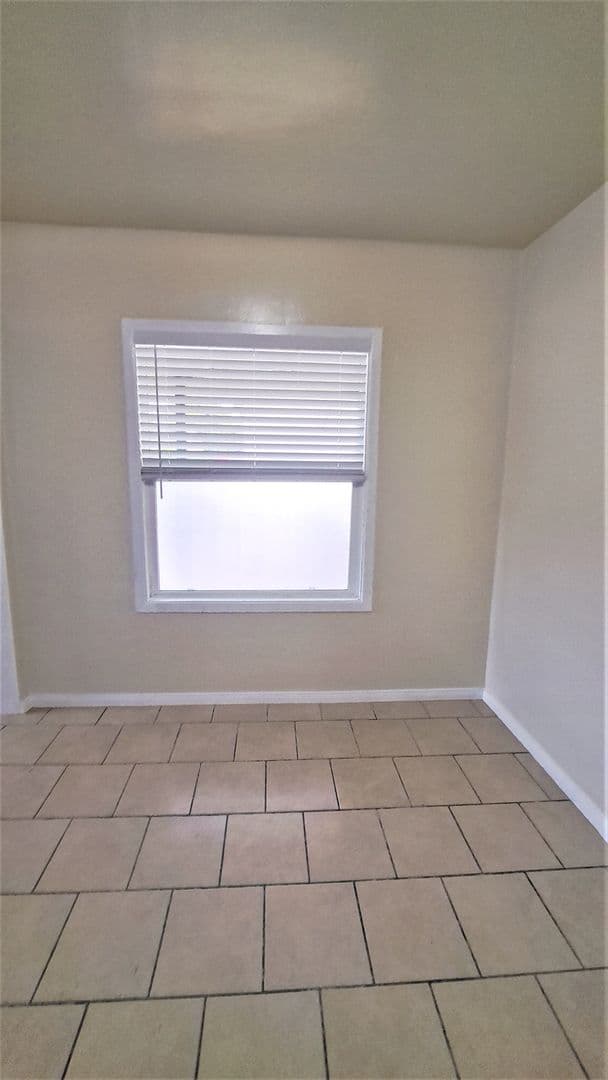 Inglewood Apartment: 115 E. Tamarack Ave.