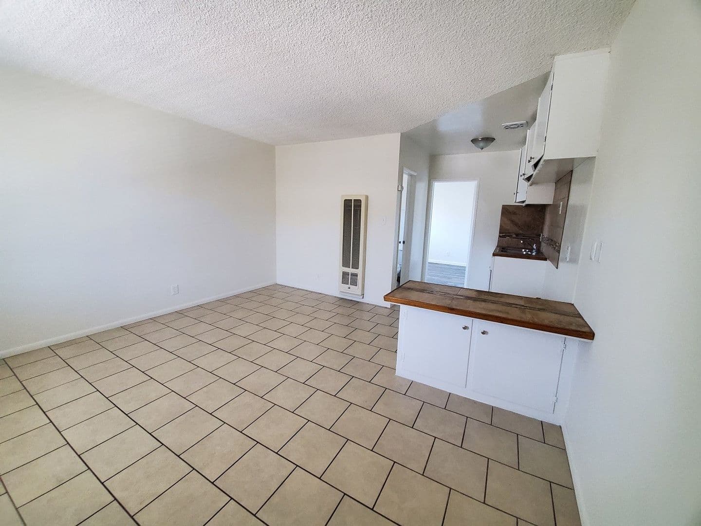 Hawthorne Apartment: 4048 W. 139th St.
