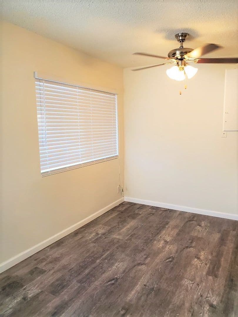 Hawthorne Apartment: 12704 Cedar Ave.