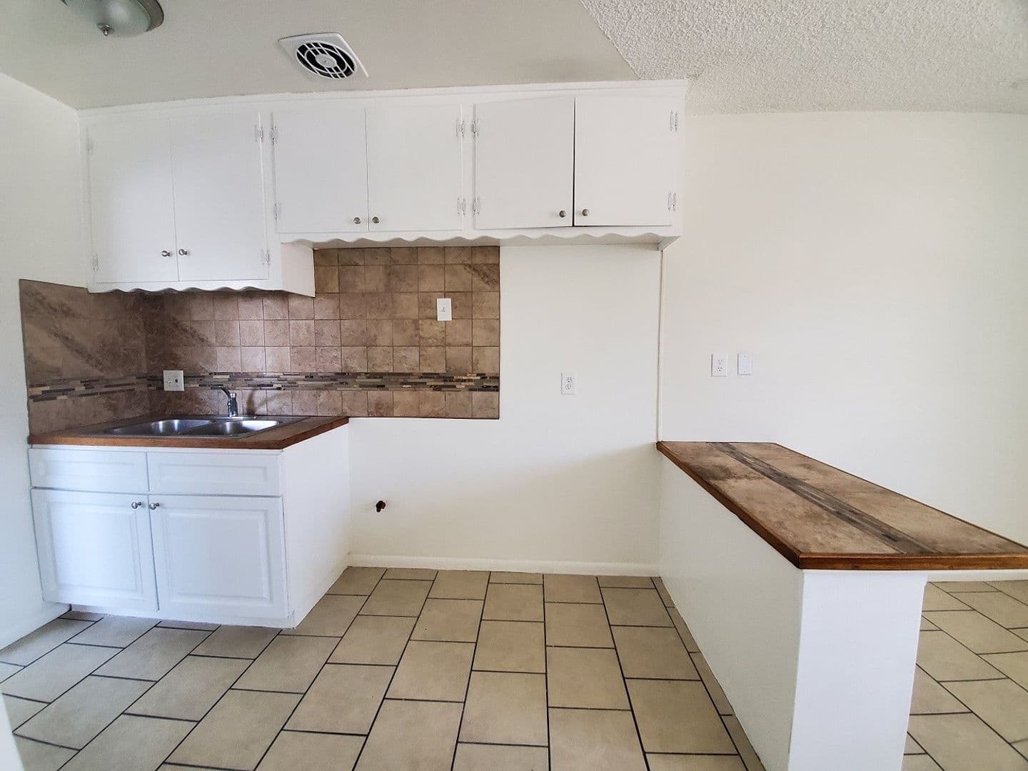 Hawthorne Apartment: 4048 W. 139th St.