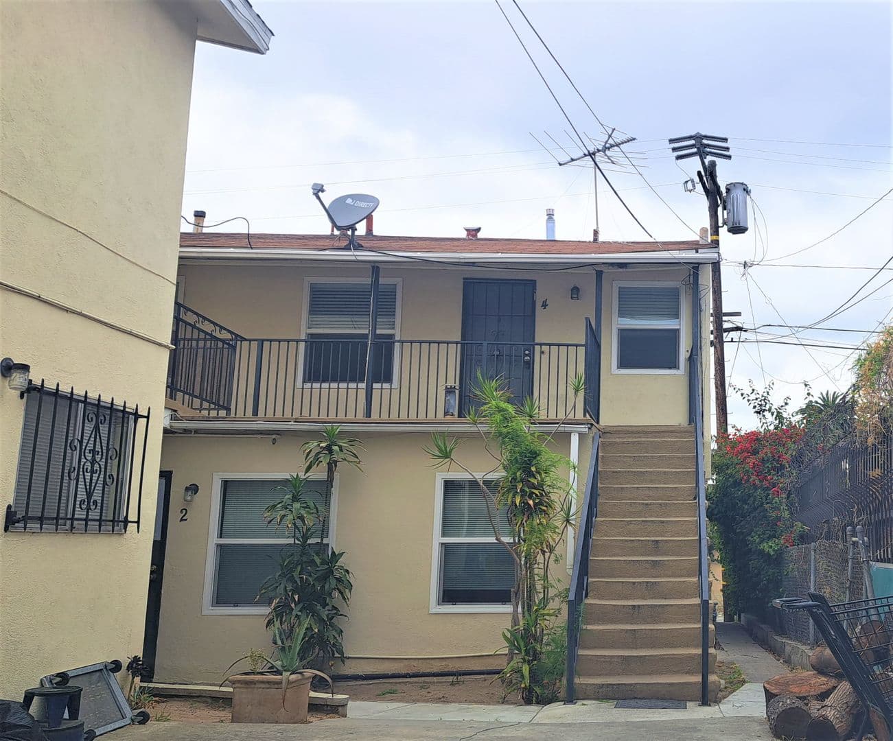 Inglewood Apartment: 115 E. Tamarack Ave.