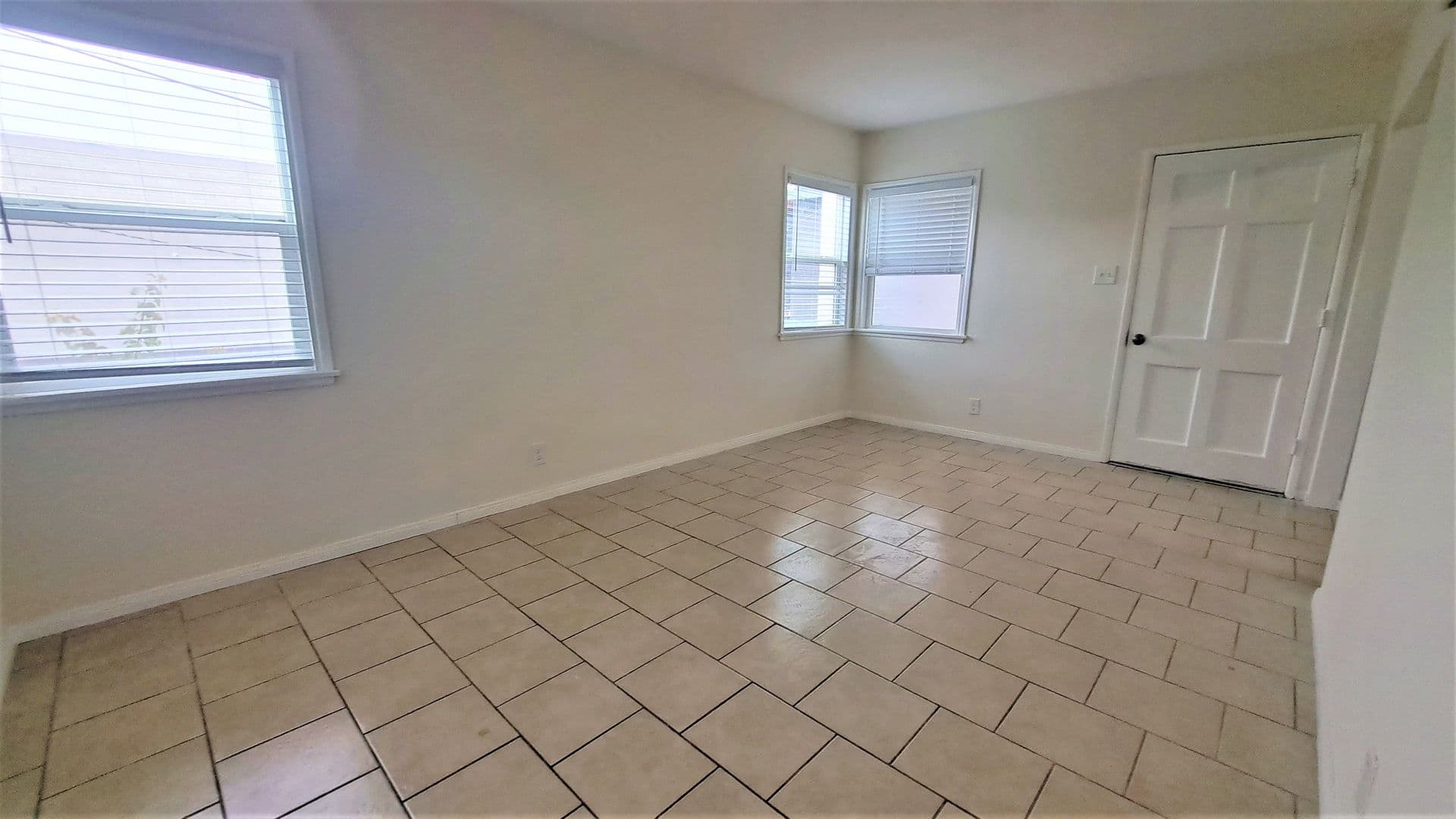 Inglewood Apartment: 115 E. Tamarack Ave.