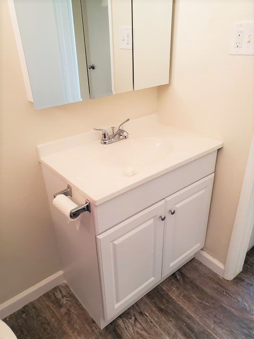 Hawthorne Apartment: 12704 Cedar Ave.