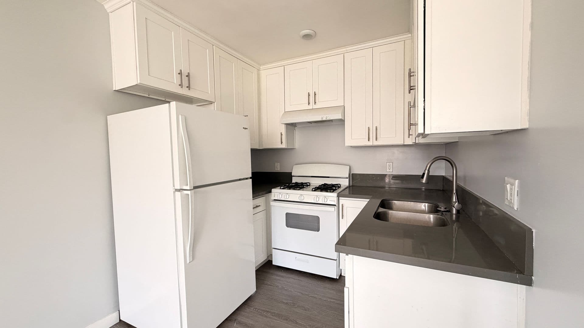 Los Angeles Apartment: 3920 Hillcrest Drive