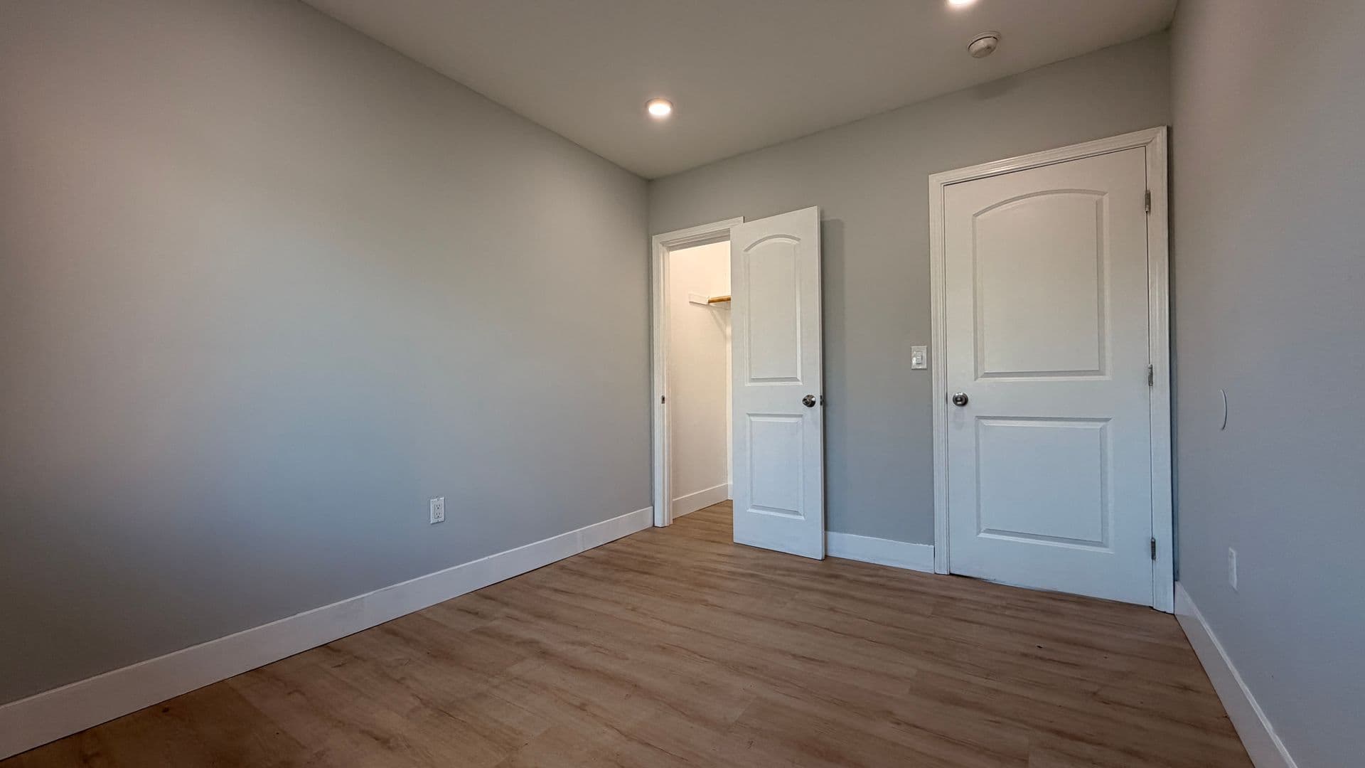 Los Angeles Apartment: 923-931 1/2 W 75th St