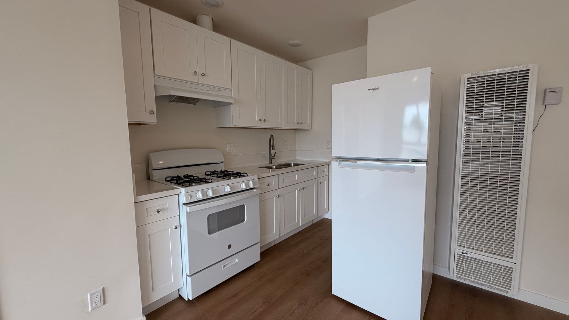 Los Angeles Apartment: 3950 S. Hillcrest Drive