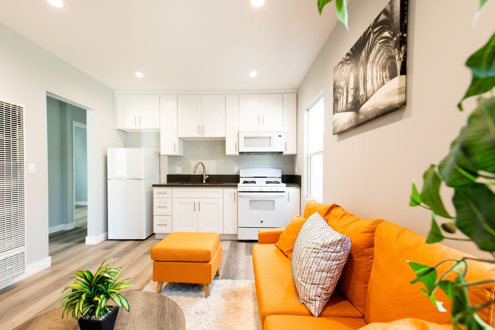 Los Angeles Apartment: 6433 S Victoria Ave
