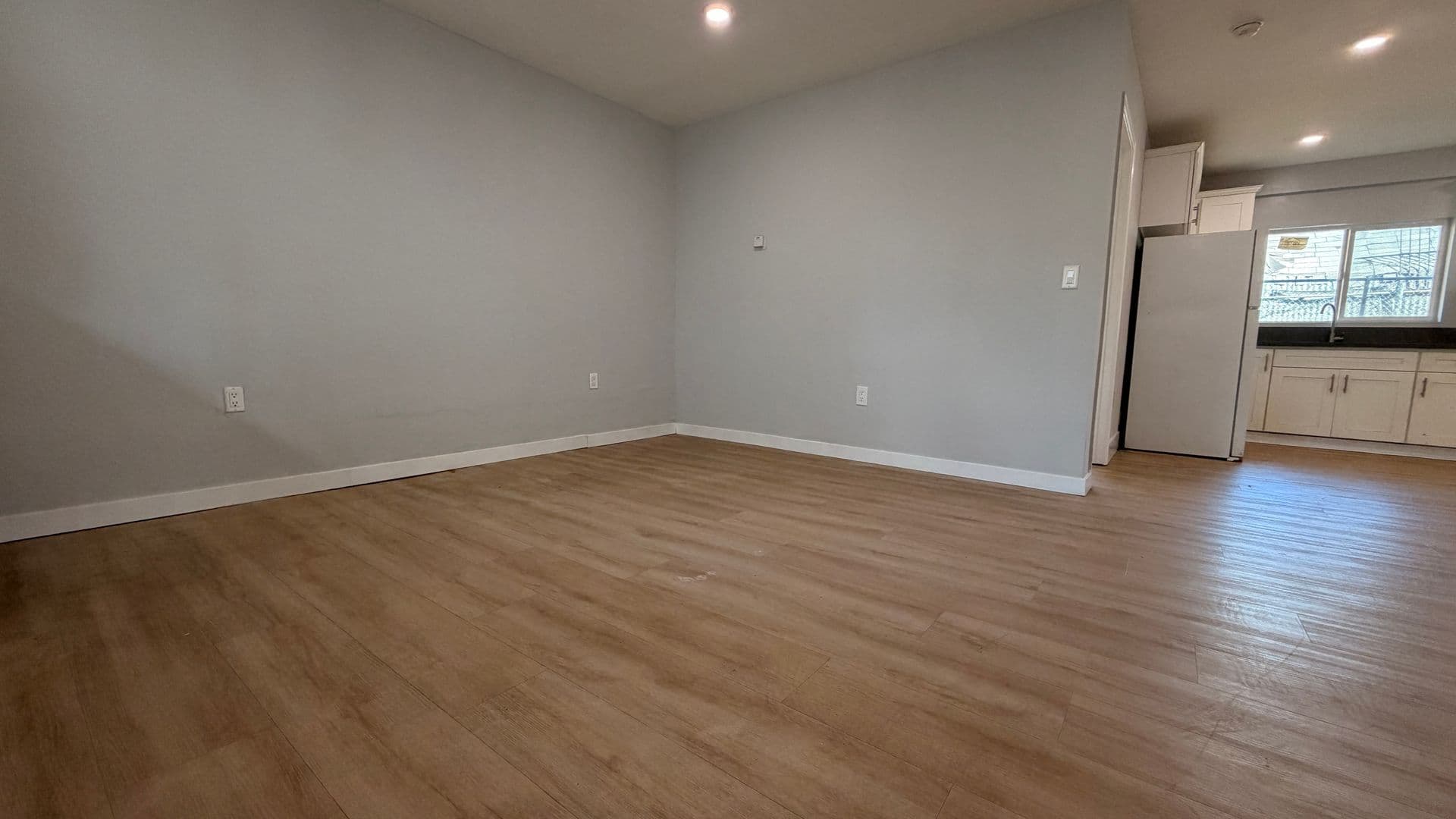 Los Angeles Apartment: 923-931 1/2 W 75th St