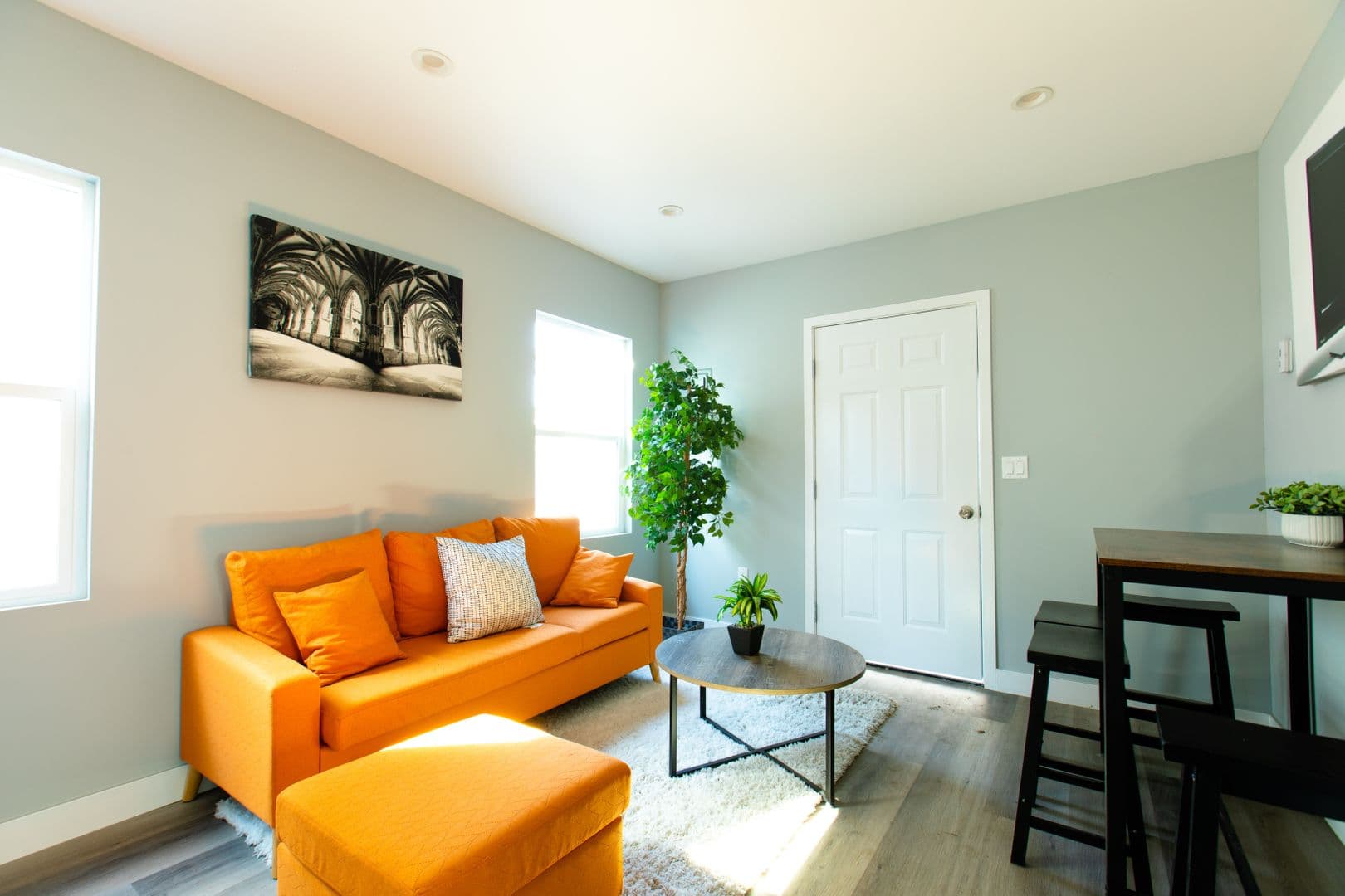 Los Angeles Apartment: 6433 S Victoria Ave