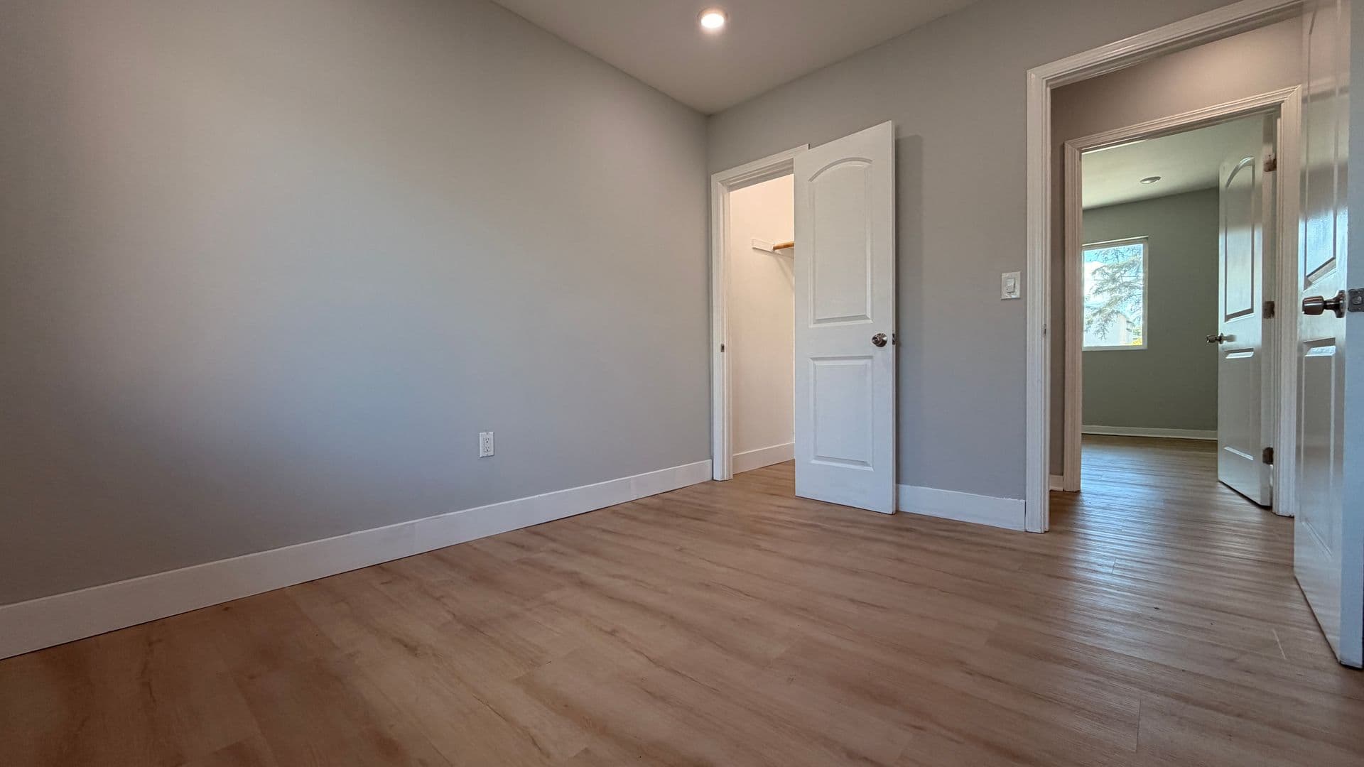Los Angeles Apartment: 923-931 1/2 W 75th St