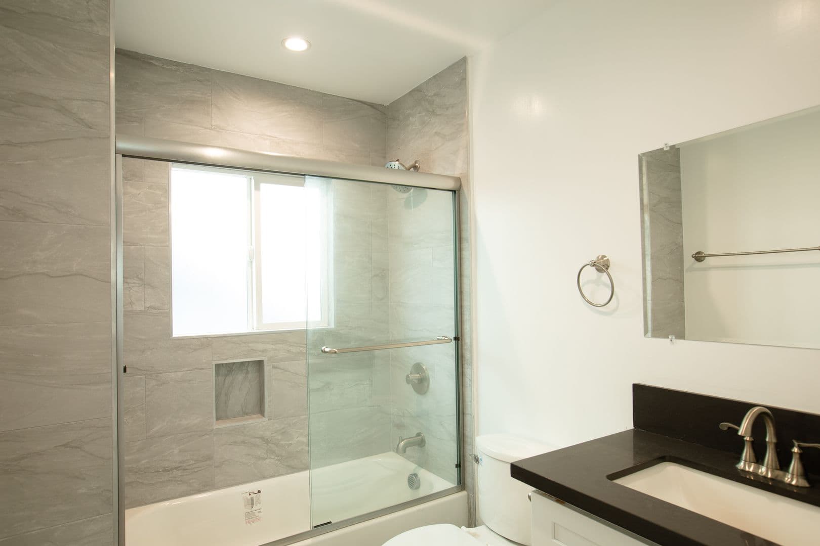 Los Angeles Apartment: 6433 S Victoria Ave