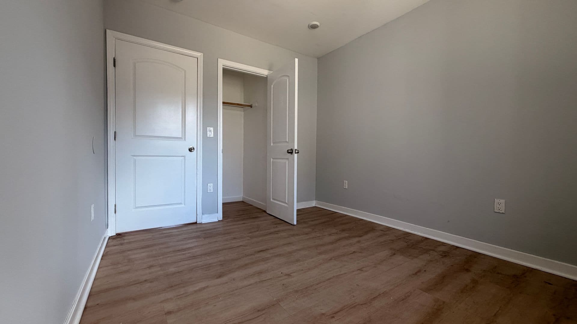 Los Angeles Apartment: 923-931 1/2 W 75th St
