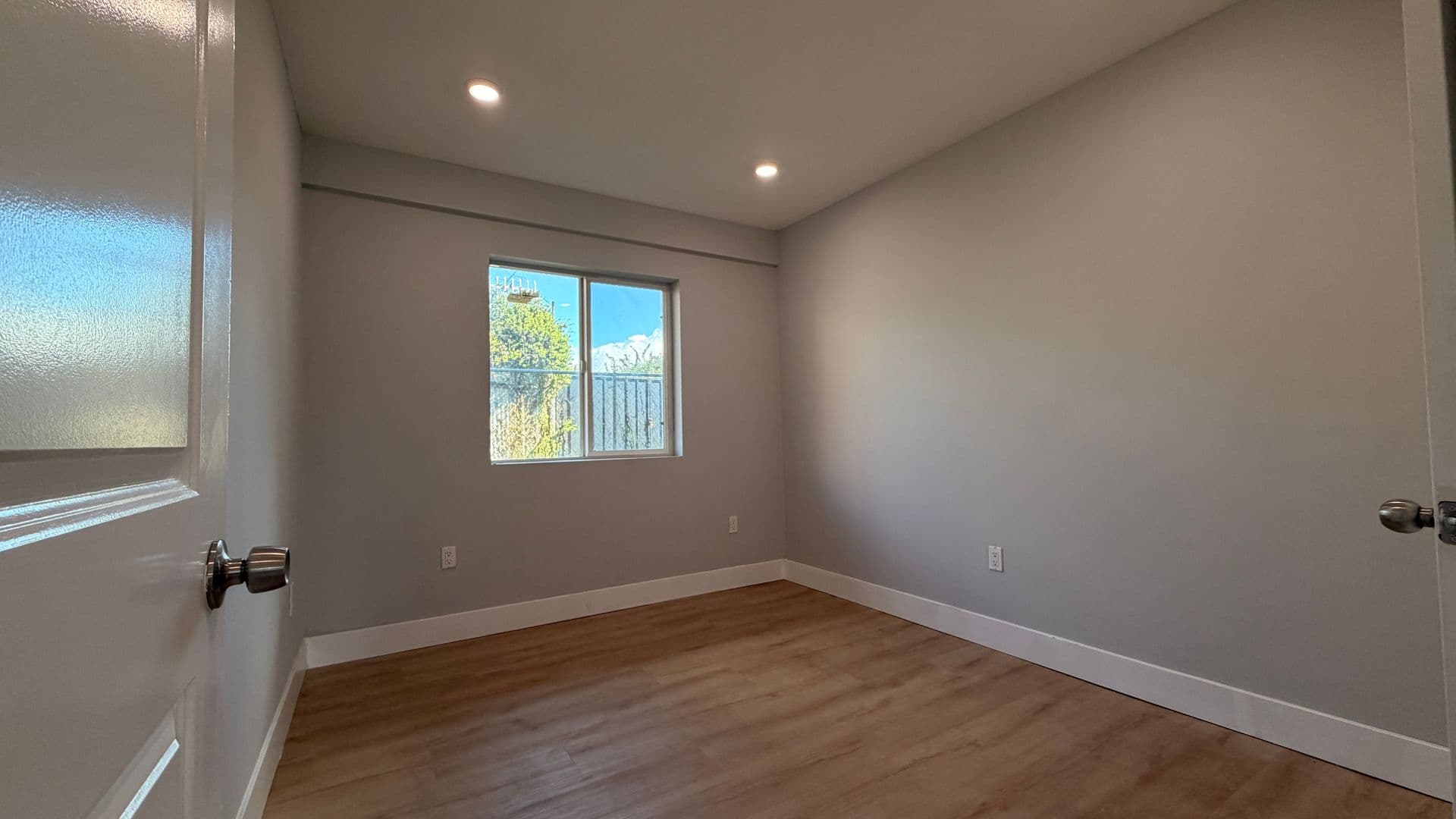 Los Angeles Apartment: 923-931 1/2 W 75th St