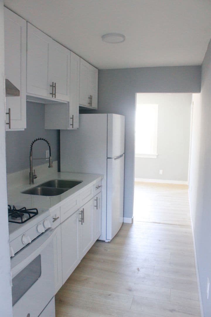 Los Angeles Apartment: 1070-1076 W 56th St.