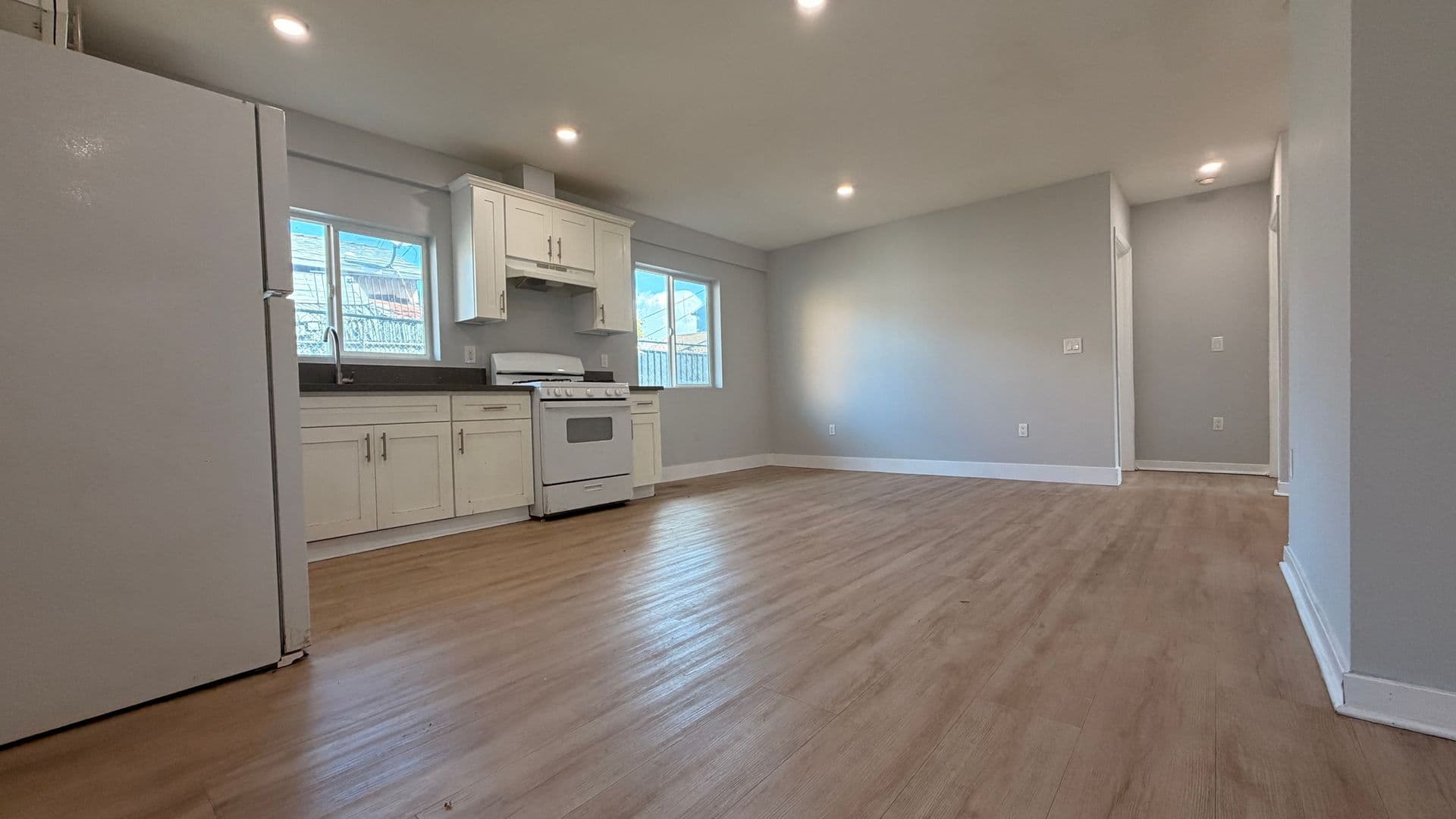 Los Angeles Apartment: 923-931 1/2 W 75th St