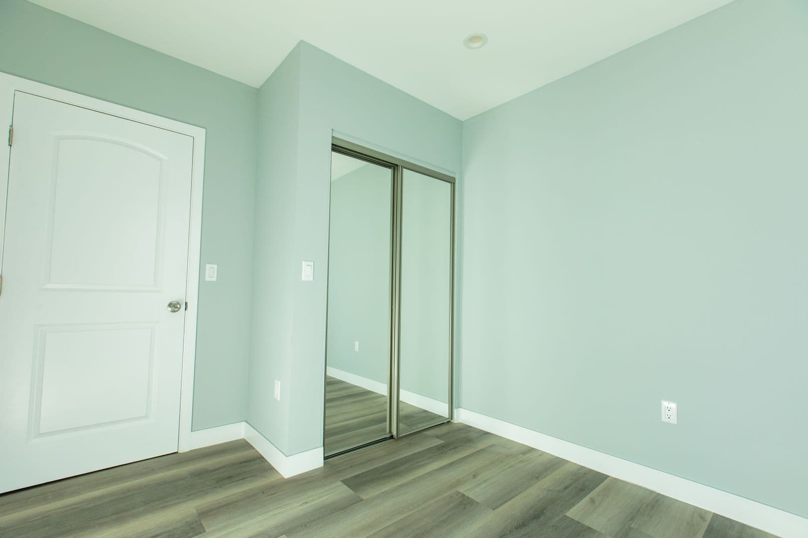 Los Angeles Apartment: 6433 S Victoria Ave