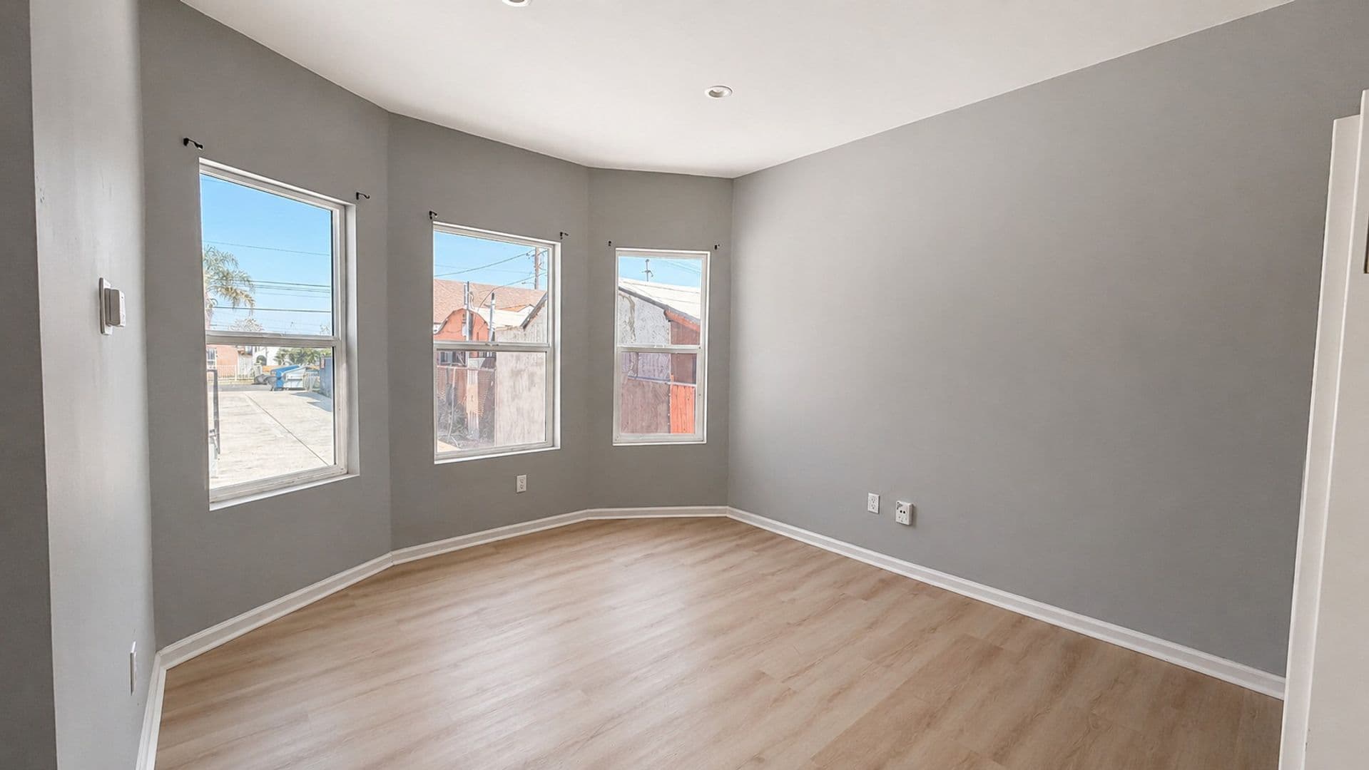 Los Angeles Apartment: 1242-1244 1/2 W 93rd St