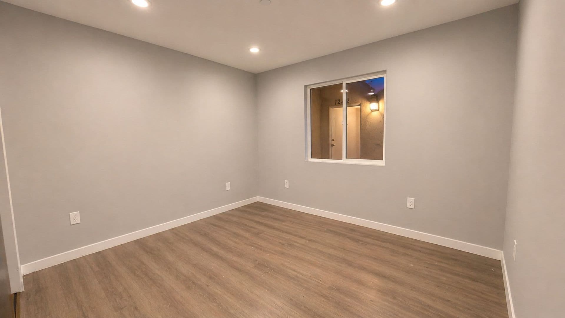 Los Angeles Apartment: 1242-1244 1/2 W 93rd St
