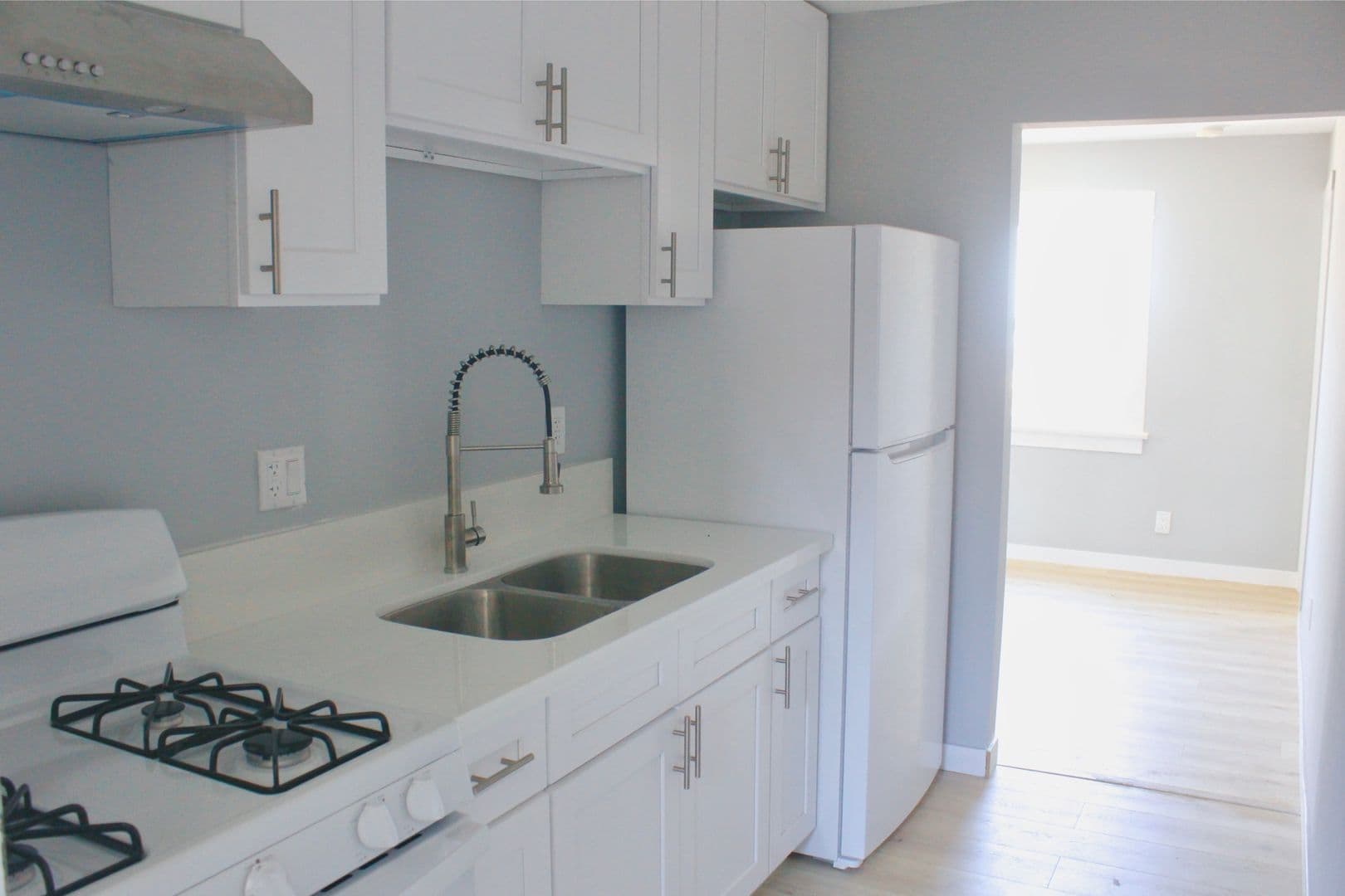 Los Angeles Apartment: 1070-1076 W 56th St.