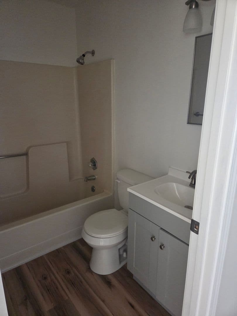 WASHINGTON Apartment: 8 W 10TH
