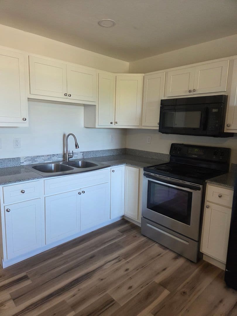 WASHINGTON Apartment: 8 W 10TH