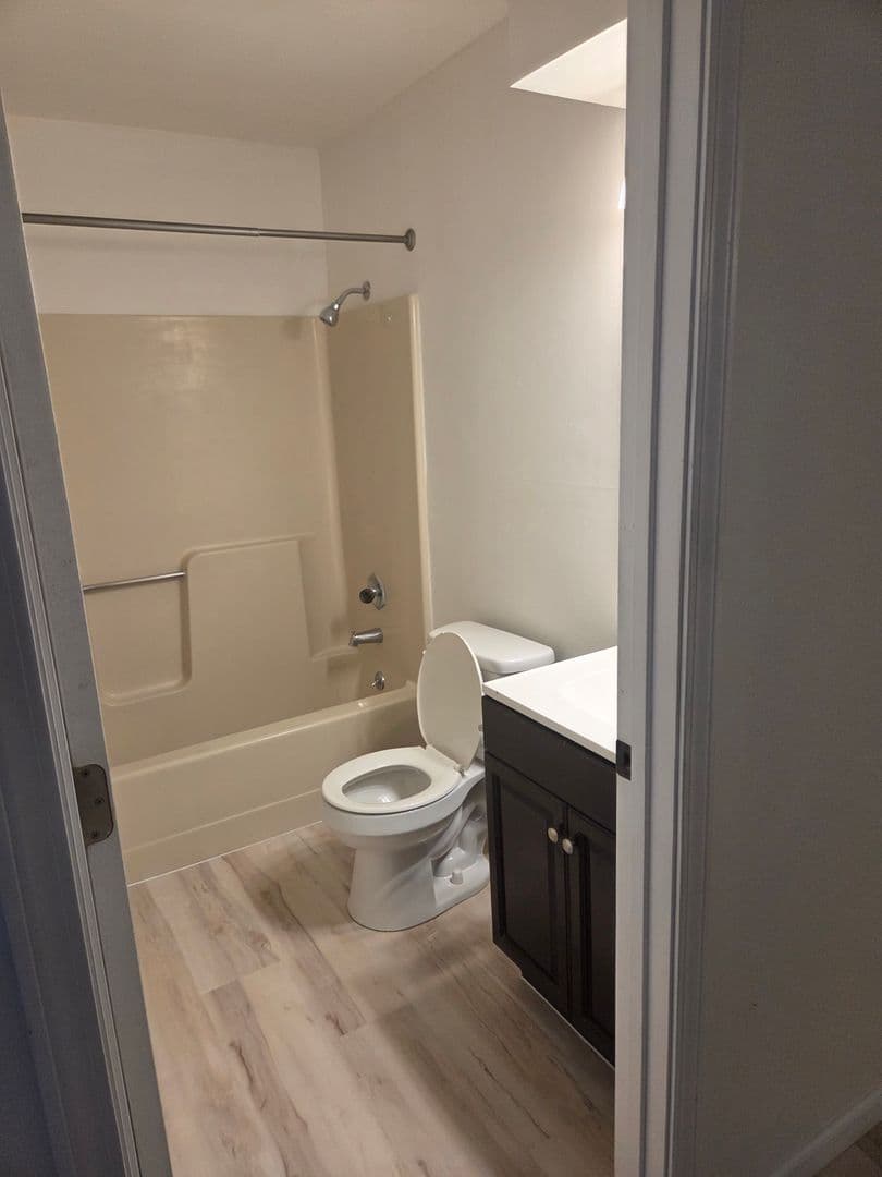 WASHINGTON Apartment: HORN ST