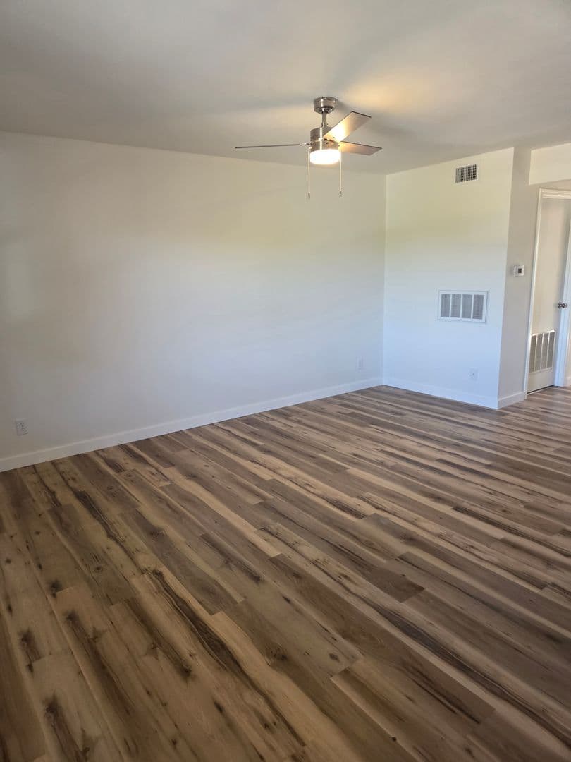 WASHINGTON Apartment: 8 W 10TH