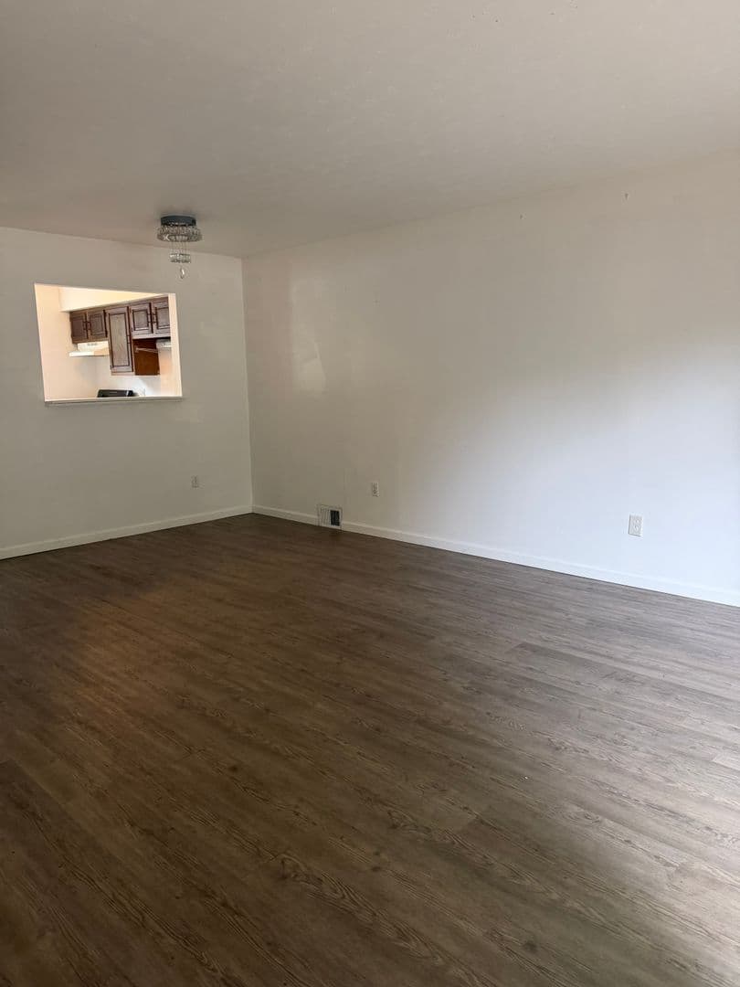 Tarentum Apartment: 19 A-B E. 10th Ave