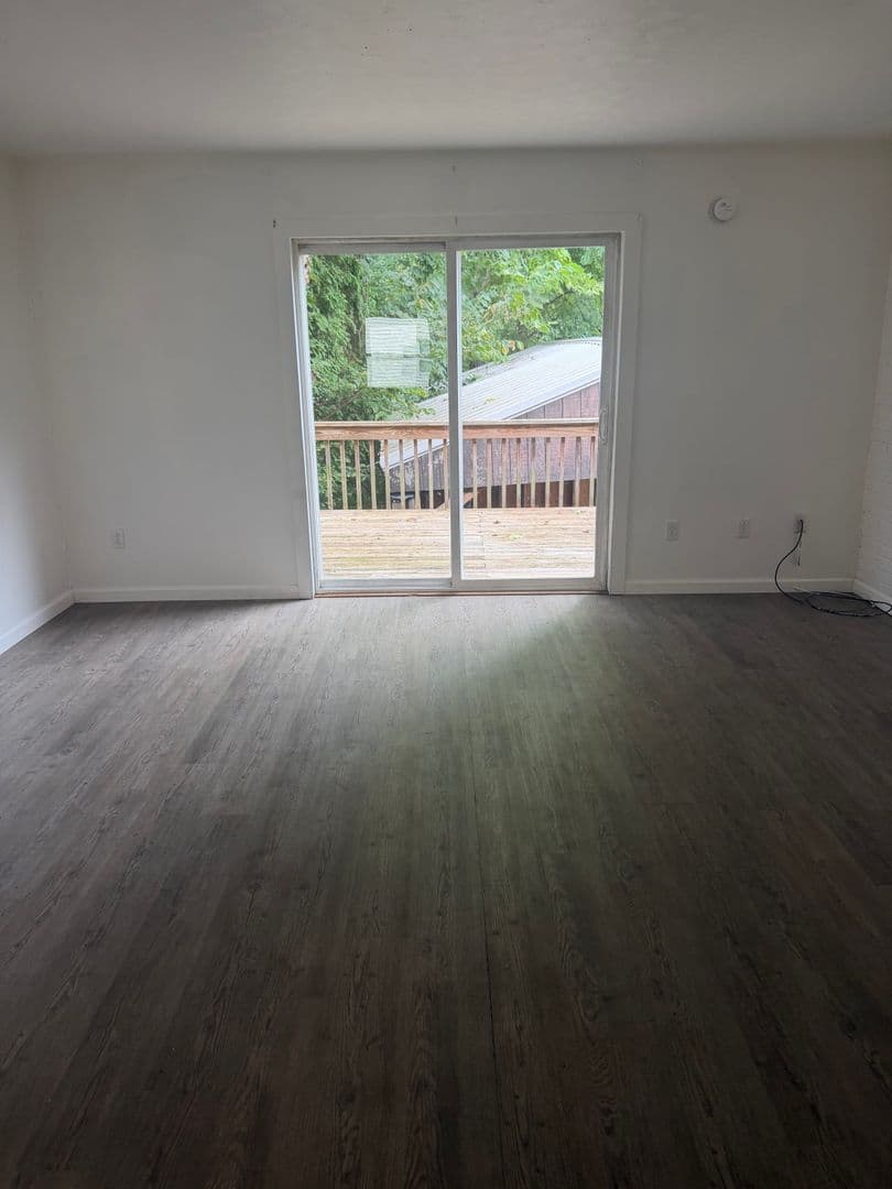 Tarentum Apartment: 19 A-B E. 10th Ave