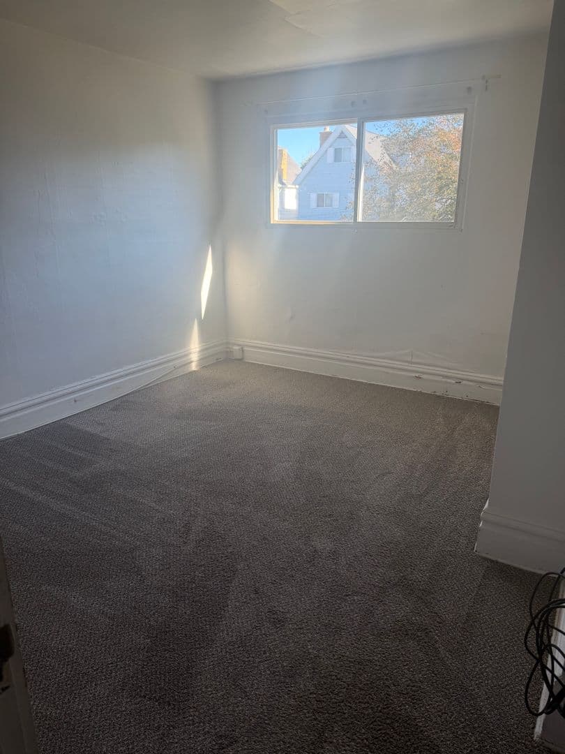 Vandergrift Apartment: 139 1/2 A, B Jefferson Ave