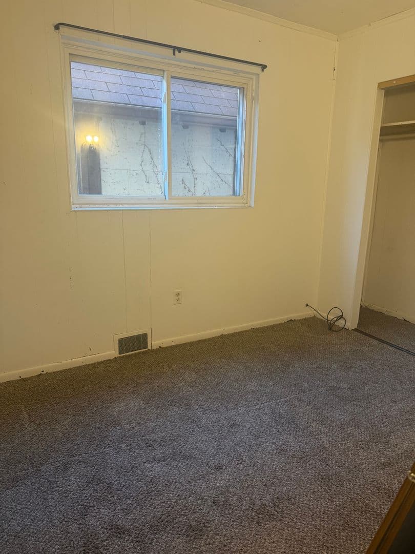 Vandergrift Apartment: 139 1/2 A, B Jefferson Ave