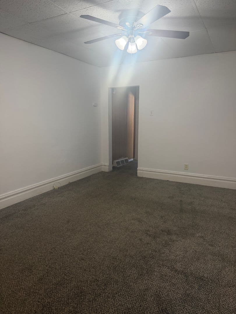 Vandergrift Apartment: 139 1/2 A, B Jefferson Ave
