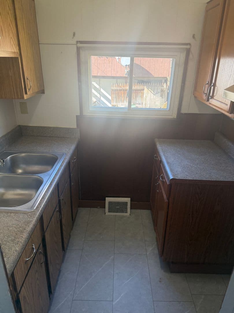 Vandergrift Apartment: 139 1/2 A, B Jefferson Ave