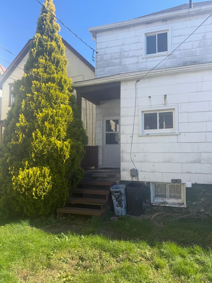 Vandergrift Apartment: 139 1/2 A, B Jefferson Ave