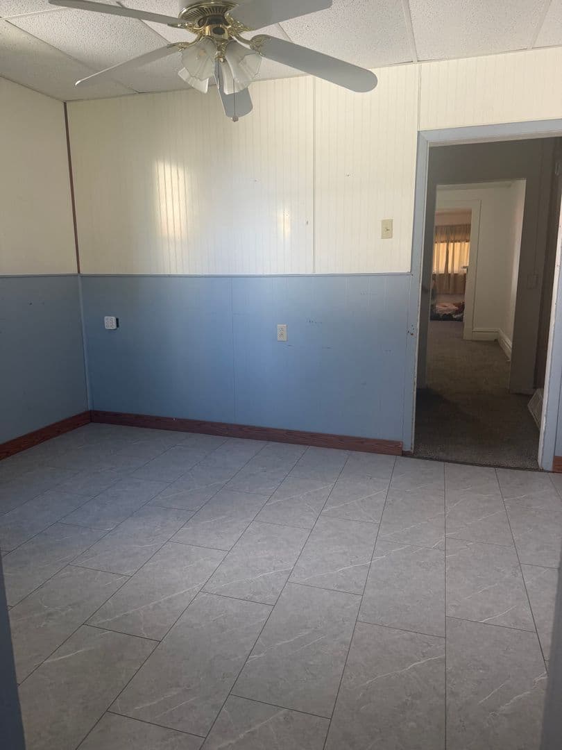 Vandergrift Apartment: 139 1/2 A, B Jefferson Ave